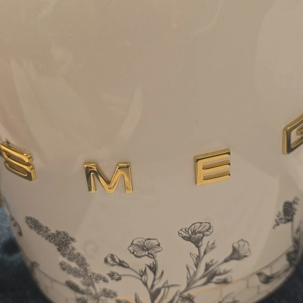 BESTSELLER SMEG Honeycomb Electric Kettle
